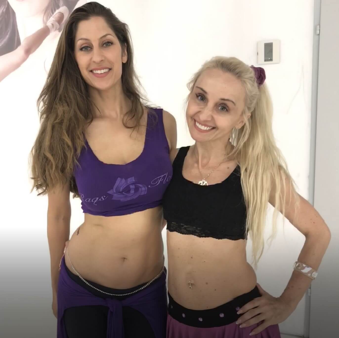 Leyla z instruktorką tańca na warsztatach